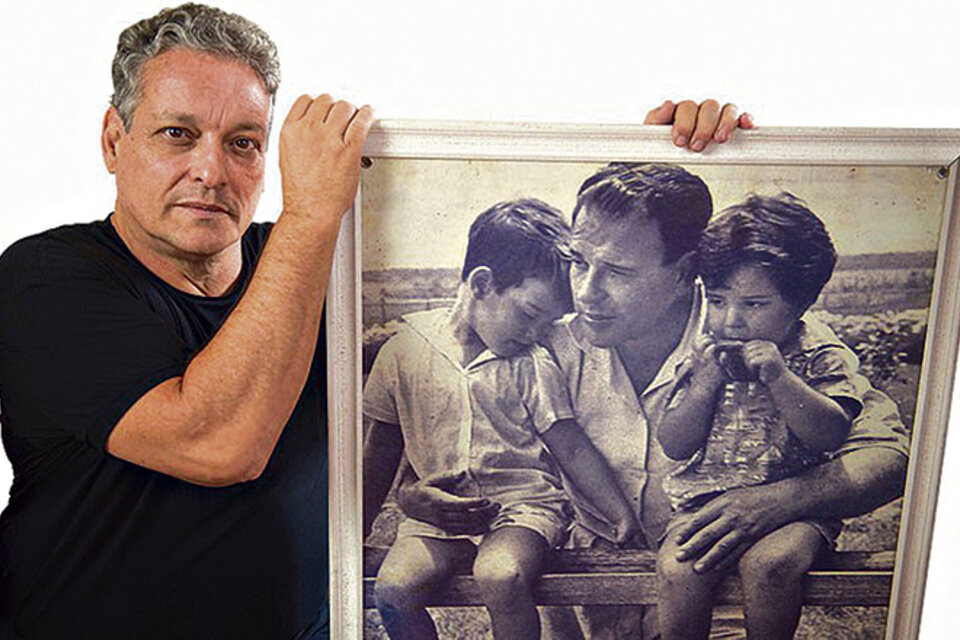 João Vicente Goulart muestra el retrato de su padre junto a él, de pequeño, y su hermana Denize.