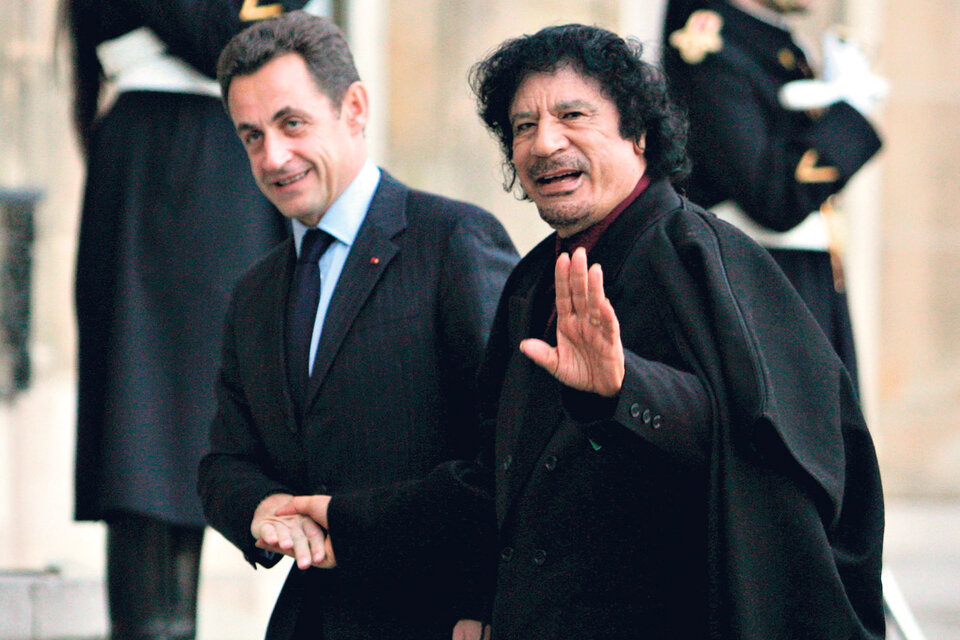 Sarkozy y Khadafi cuando hacían negocios juntos.