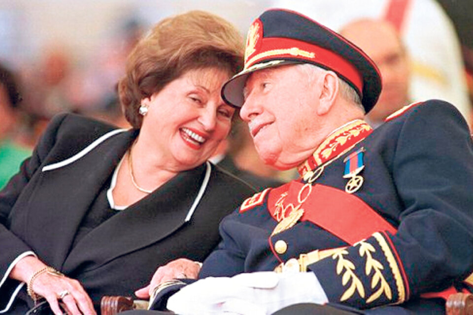 Su esposa obtuvo del entonces comandante en jefe del ejército Augusto Pinochet, el cargo de directora del CEMA.
