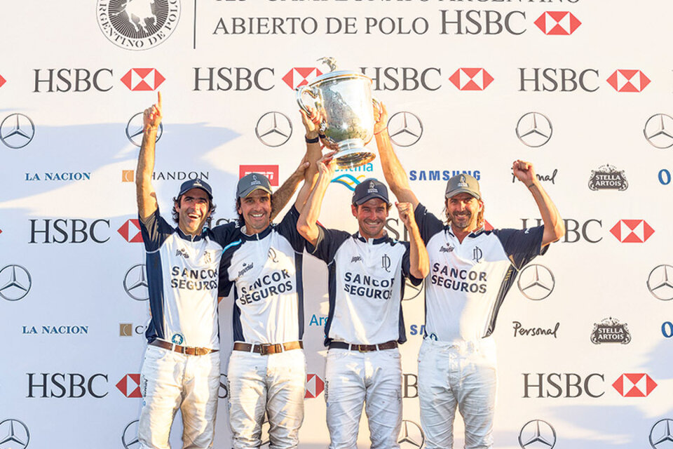 Juan Nero, Pablo Mac Donough, David Stirling y Adolfo Cambiaso con otra copa más. (Fuente: AAP/Matías Callejo)