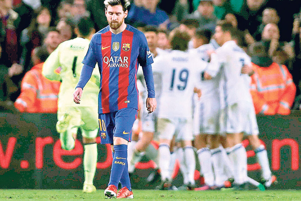 Messi mastica bronca mientras los jugadores del Real Madrid festejan el empate de Ramos. (Fuente: EFE)