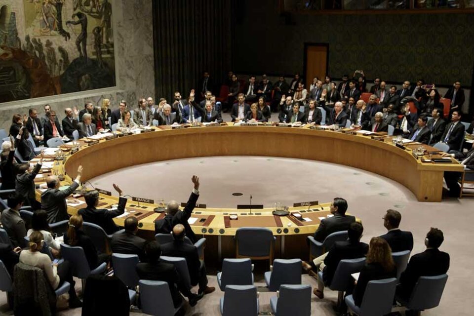 El Consejo de Seguridad de la ONU aprueba una resolución que condena la política israelí de asentamientos y exige su cese "inmediato" y "completo" durante una sesión celebrada en la sede de dicho estamento en Nueva York. (Fuente:  EFE/Justin Lane)