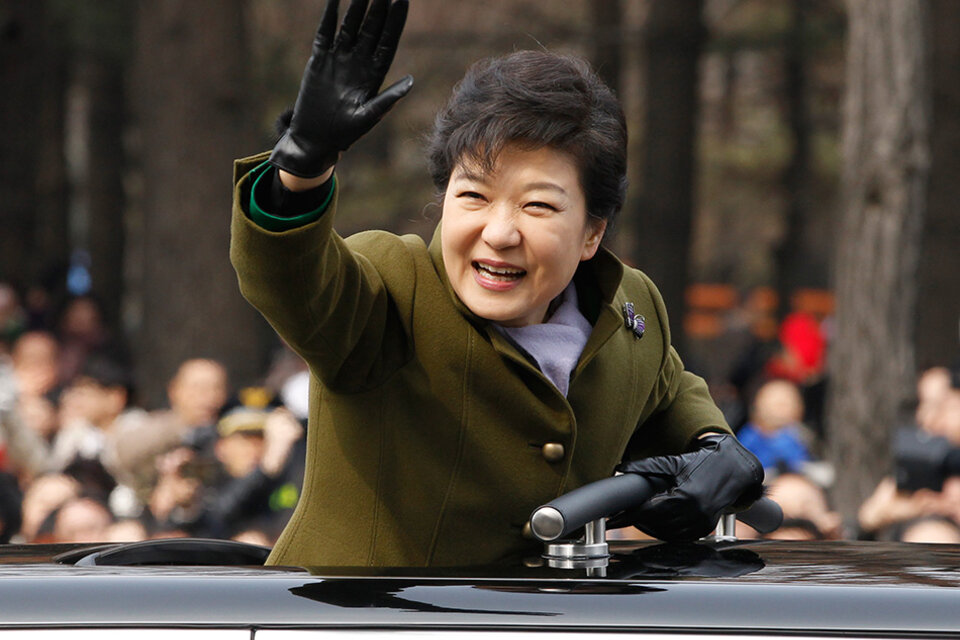 Park Geun Hye está acusada de complcidad con una asesora que consiguió fondos invocándola. (Fuente: AFP)