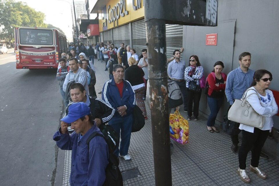 Durante las primeras horas de la mañana hubo largas filas en las paradas de colectivos de la Ciudad. (Fuente: DyN)