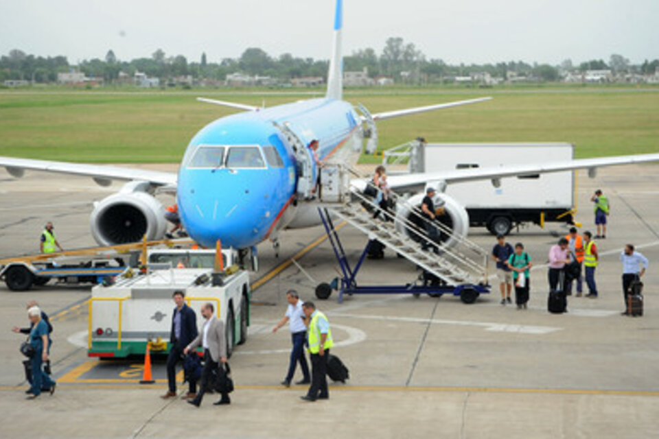 Más de 50 pasajeros que iban a Aeroparque fueron trasladados en micro hacia Buenos Aires. (Fuente: Alberto Gentilcore)