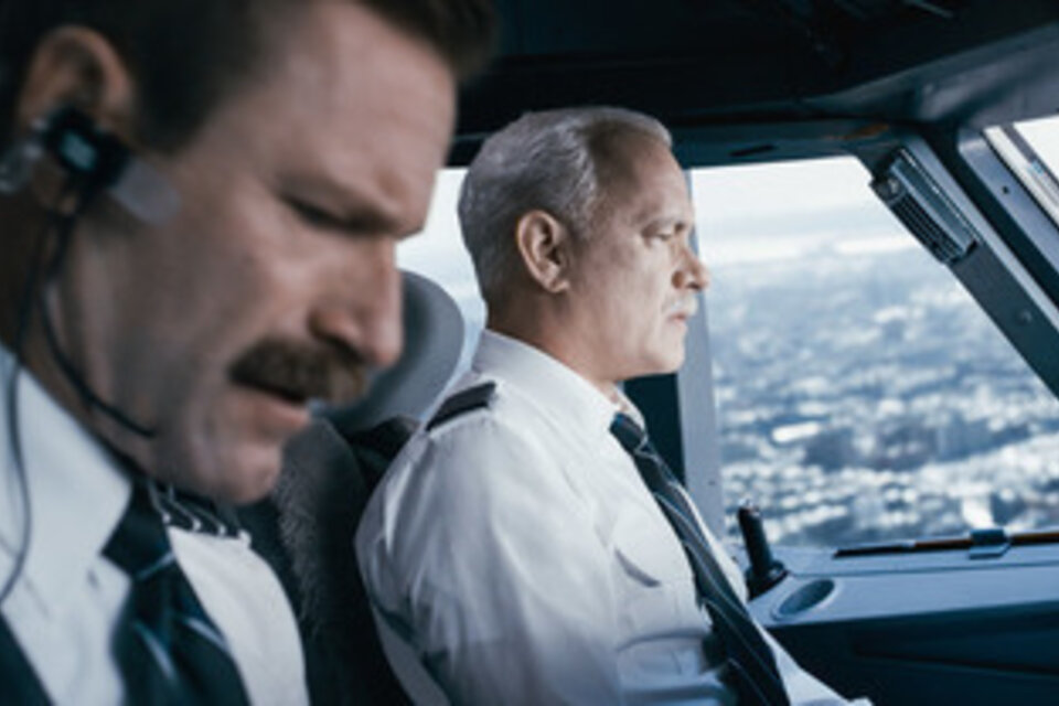 Tom Hanks como el piloto Chesley Sullenbergeren, que una maniobra salvó a 155 personas.