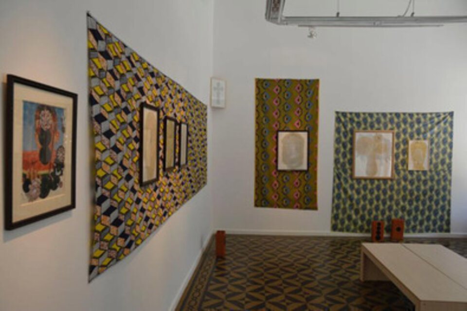 Las obras de Claudia del Río resuenan visualmente con el piso geométrico de la sala. (Fuente: Sebastián Joel Vargas)