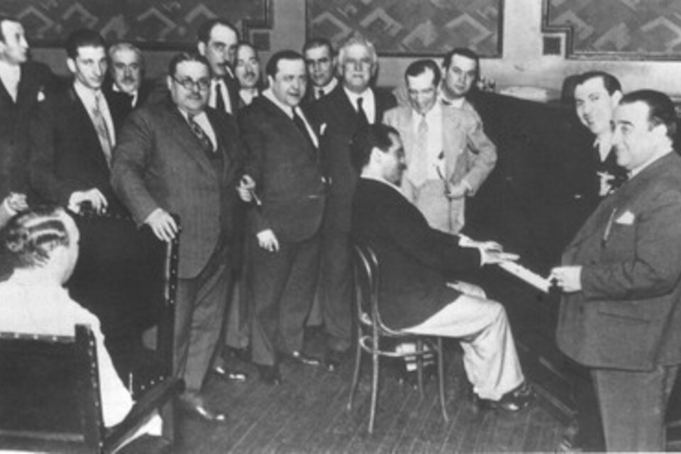 Registro de Federico García Lorca tocando el piano en el Club Español de Rosario.