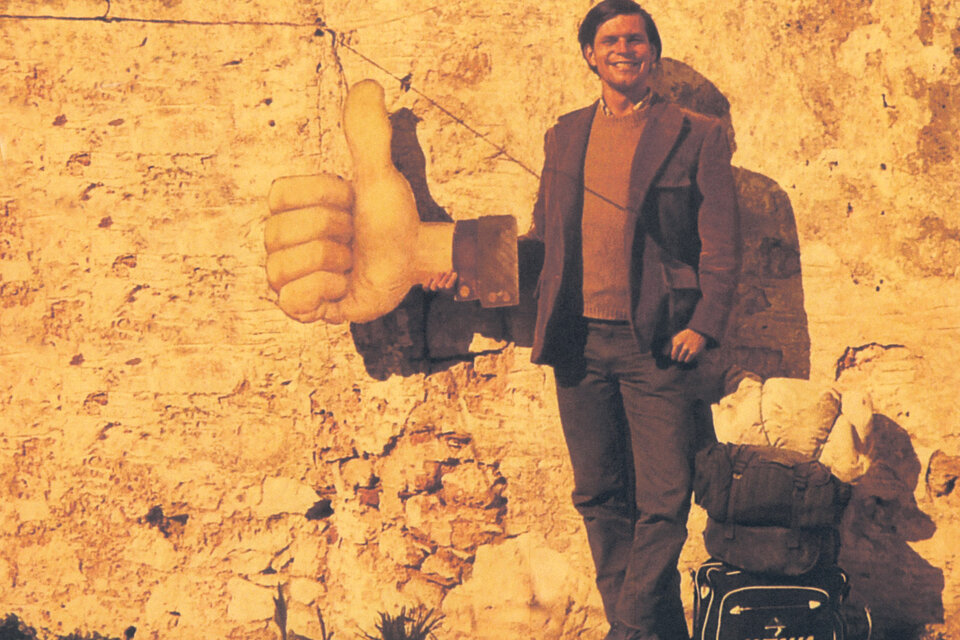 Terry Gilliam y su mano gigante para hacer dedo, con la que viajó por Europa en 1965.