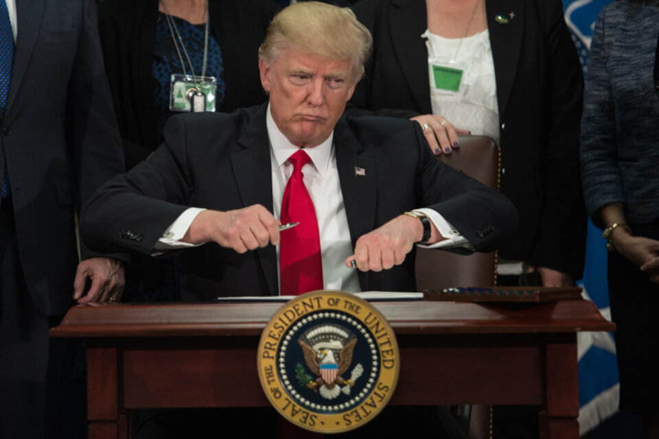 Trump firmó el decreto en la sede del Departamento de Seguridad Nacional en Washington. (Fuente: AFP)