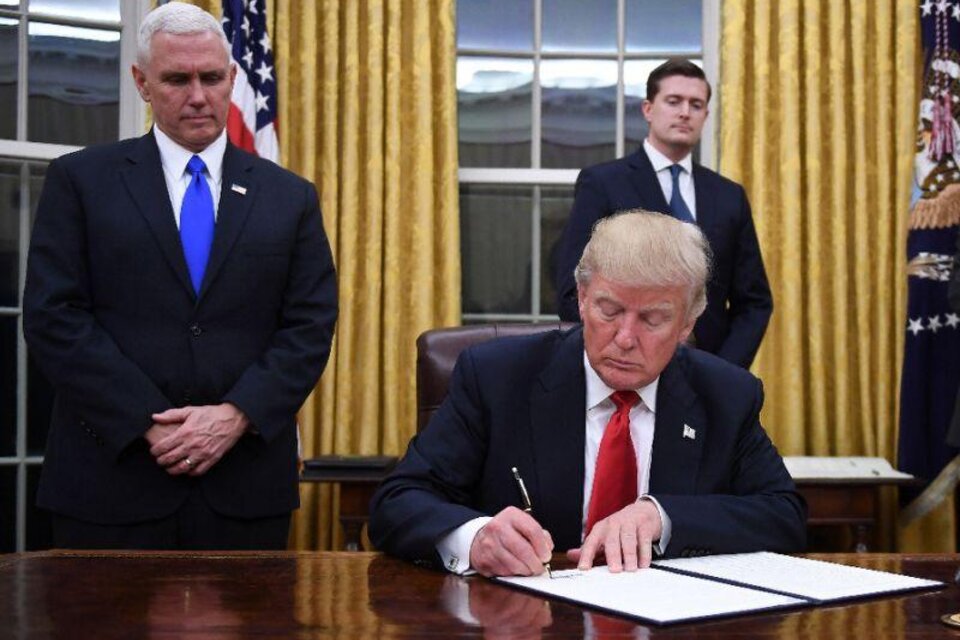 Trump firma del decreto que marca el principio del fin de Obamacare. (Fuente: AFP)