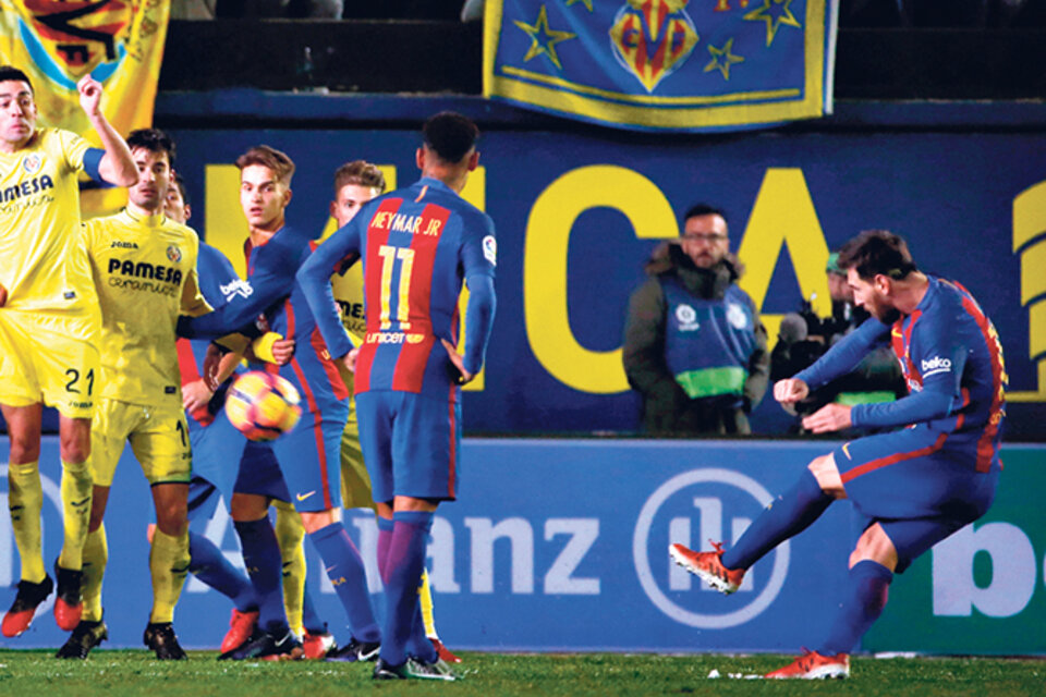 n Messi marcó un gol de tiro libre ayer ante Villarreal, cuando faltaba un minuto para el final. (Fuente: EFE)