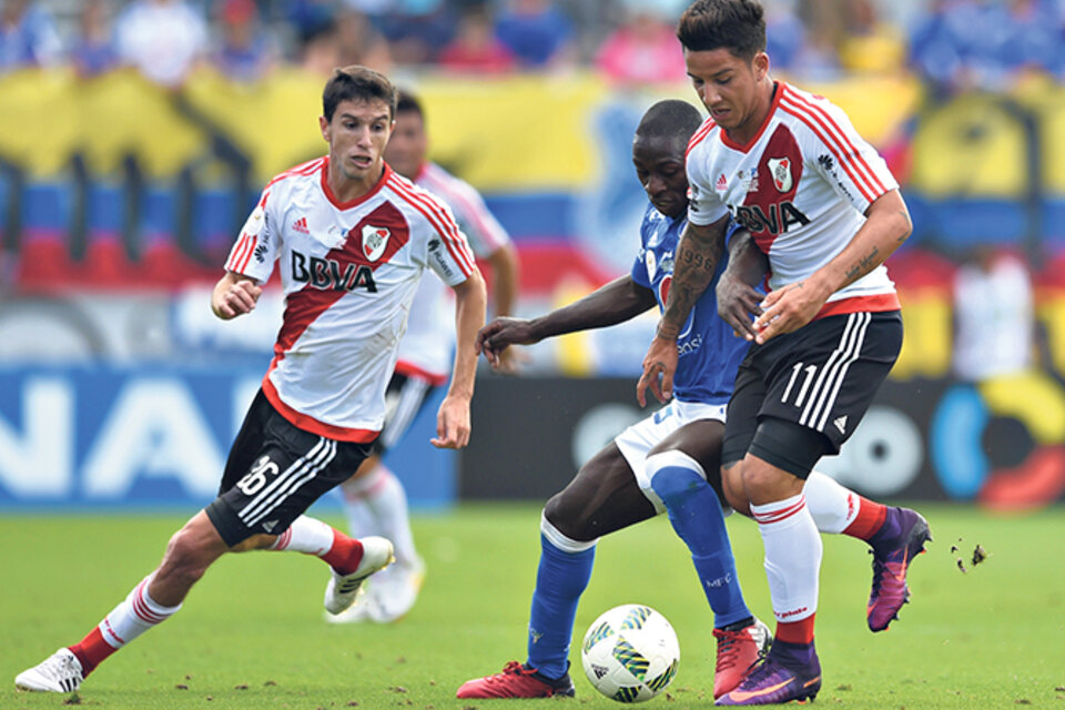 ■ Driussi intenta maniobrar ante la marca de un rival colombiano en Orlando. (Fuente: Fotobaires)