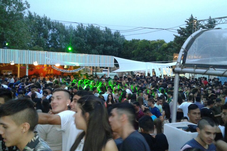 A la fiesta electrónica en el boliche Punta Stage, de Arroyo Seco, concurrieron más de 5 mil jóvenes. (Fuente: Cuenta oficial de Punta Stage en Twitter)