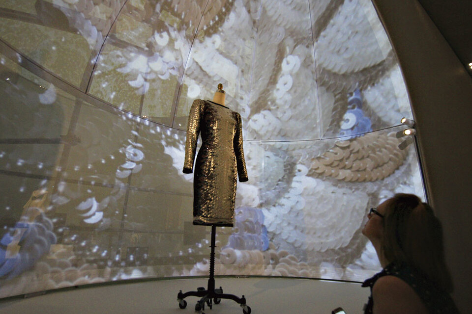 Celular en mano, los visitantes del Costume Institute exploran lo mejor de la historia de la moda. (Fuente: Graciela Cutuli)
