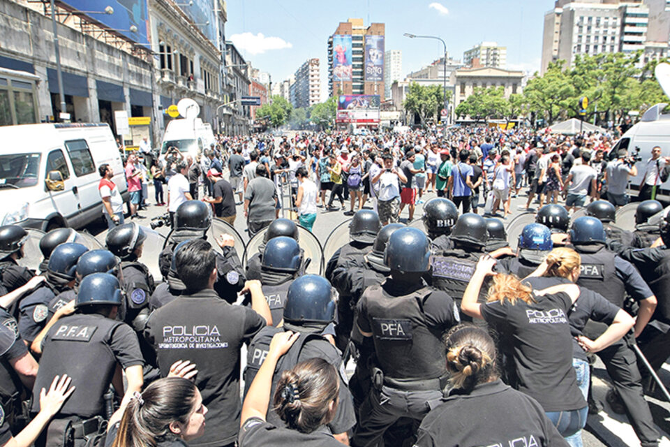 Tensión entre la nueva policía porteña frente a los vendedores desalojados.  (Fuente: DyN)