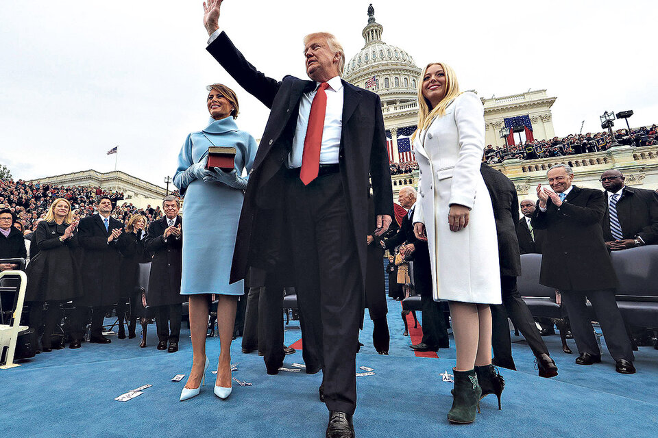 Trump saluda después de jurar como presidente en la puerta del Capitolio junto a su esposa Melania (izq.) y su hija Tiffany. (Fuente: EFE)