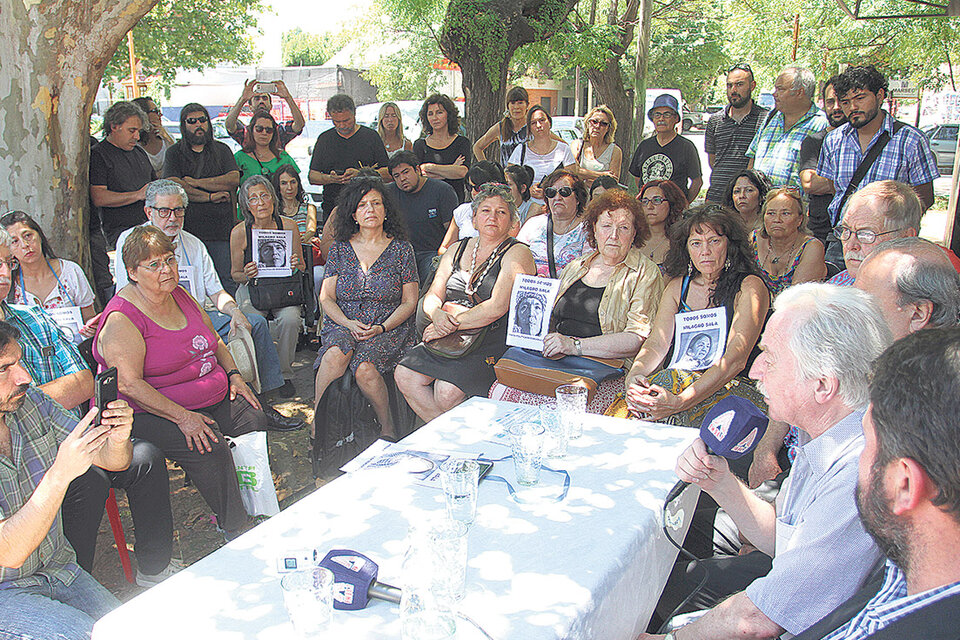 Miembros del Colectivo Quilmes, Memoria, Verdad y Justicia celebraron la decisión de la Legislatura bonaerense.  (Fuente: Bernardino Avila)