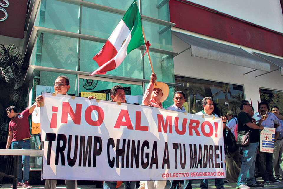 Protesta contra Trump en Acapulco, México, durante la asunción. (Fuente: EFE)