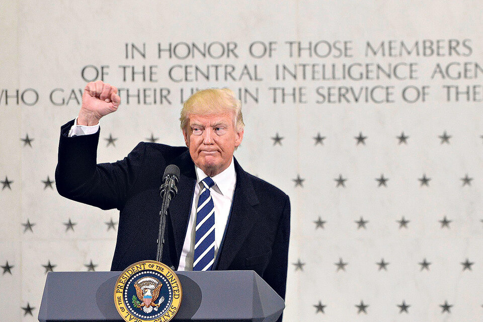 En su primer día como presidente, Trump visitó la sede de la CIA en busca de recomponer la relación con los servicios después de la campaña.