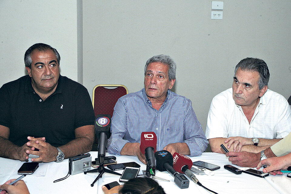 El triunviro de la CGT Carlos Acuña (centro) reclamó al Gobierno que cumpla con las promesas de campaña. (Fuente: Télam)