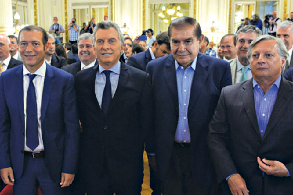 El presidente Mauricio Macri junto a los protagonistas del acuerdo. El ministro Aranguren, alegre. (Fuente: DyN)