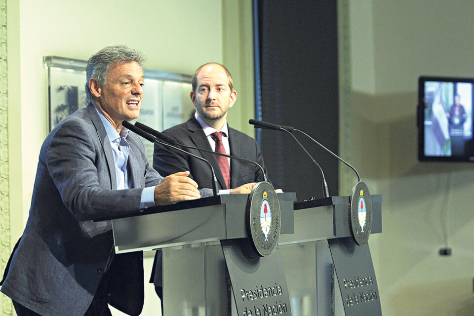 Francisco Cabrera, ministro de Producción, junto a Miguel Braun, secretario de Comercio, a cargo de los anuncios. (Fuente: DyN)