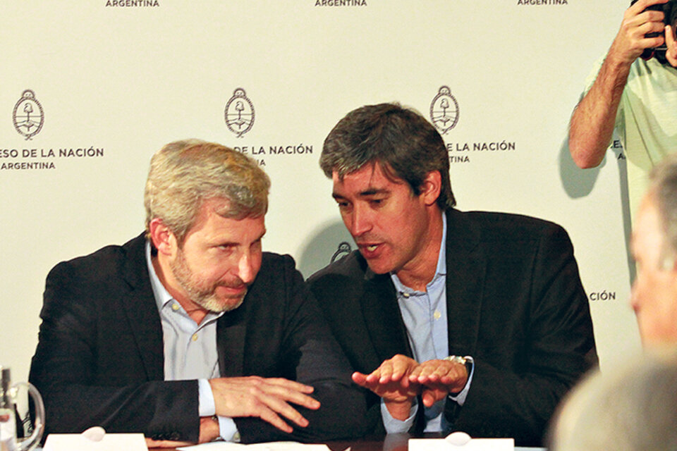 El ministro Rogelio Frigerio y el secretario de Asuntos Políticos, Adrián Pérez, quieren insistir. (Fuente: Jorge Larrosa)
