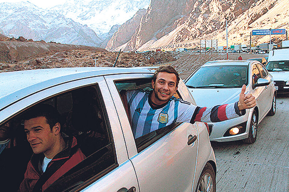 La cola de autos argentinos para cruzar la frontera a Chile supera los siete kilómetros.