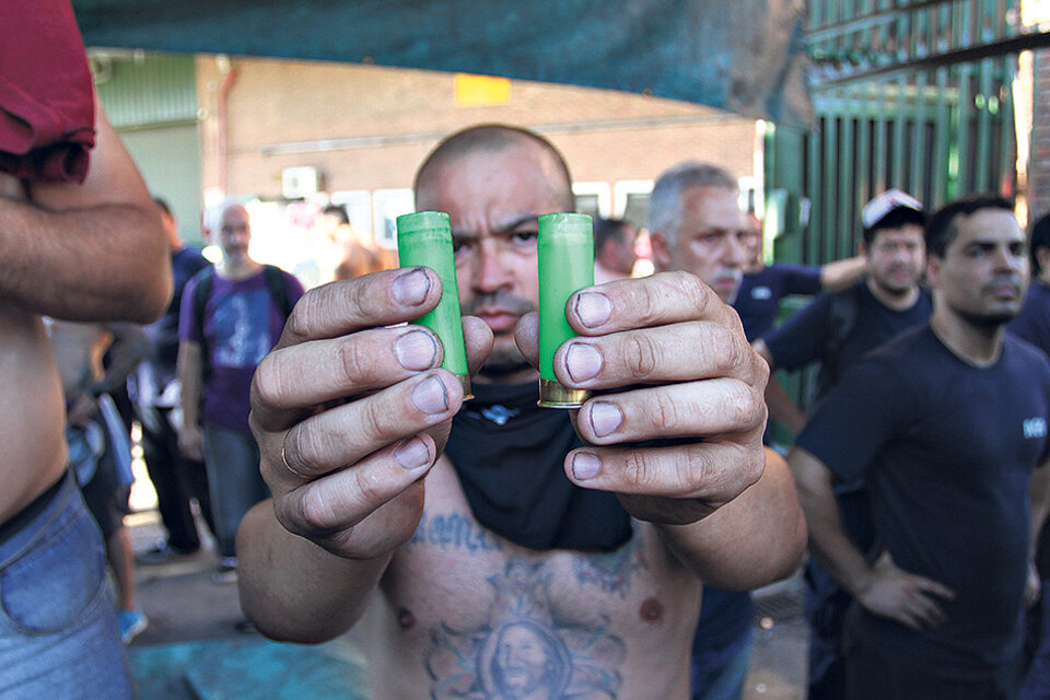 Los trabajadores de AGR fueron reprimidos con gases y balas de goma.  (Fuente: Leandro Teysseire)