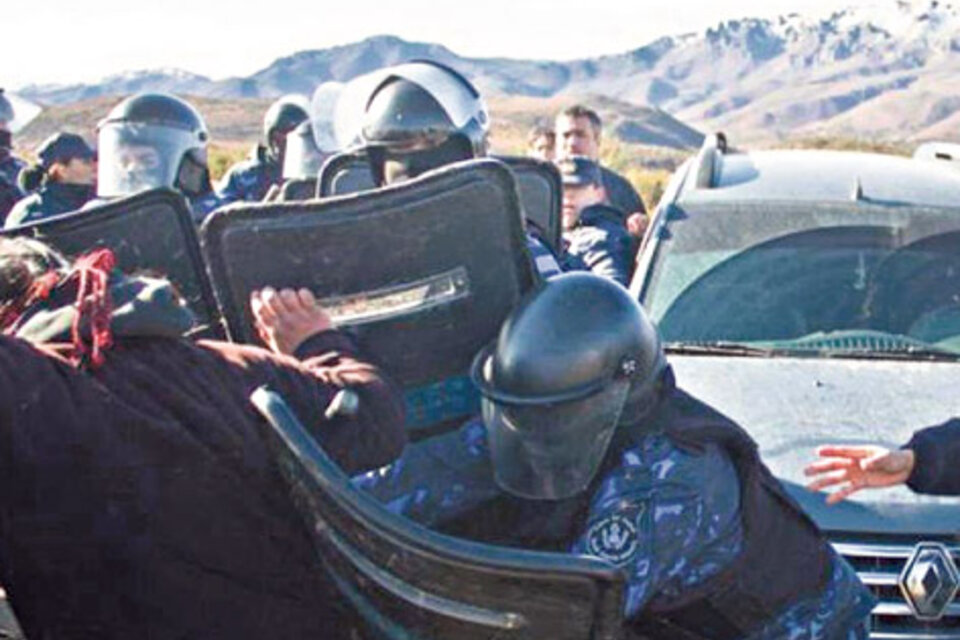 Dos centenares de gendarmes cercaron la comunidad mapuche de Cushamen, en Chubut, y atacaron a mujeres, hombres y niños.  