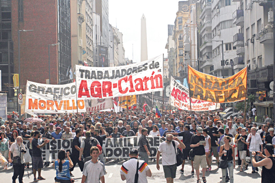 Masiva marcha de apoyo a los despedidos de AGR (Fuente: Leandro Teysseire)