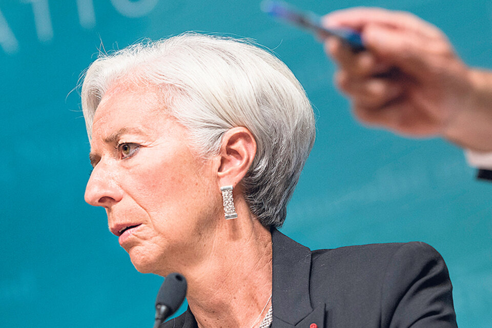 “Las cifras de crecimiento defraudaron las expectativas en torno al segundo semestre de 2016”, indicó el organismo a cargo de Christine Lagarde. (Fuente: AFP)