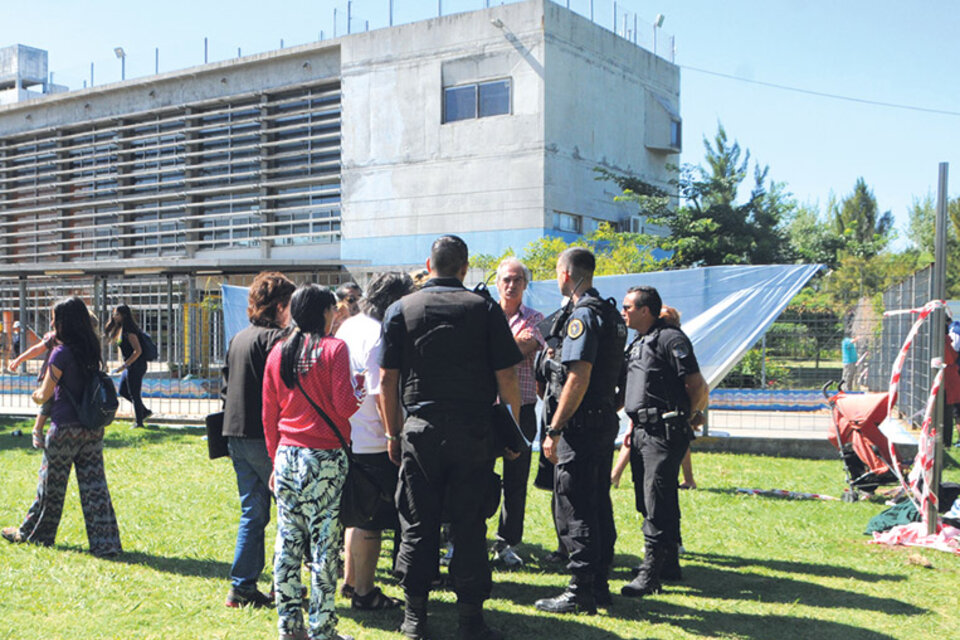 Padres y docentes discuten con la policía en la plaza lindera a la escuela. (Fuente: Rafael Yohai)