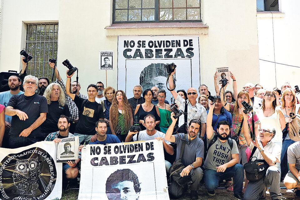 Fotógrafos y periodistas hicieron un acto en el sitio de la memoria de la ex ESMA. (Fuente: Gonzalo Martinez)