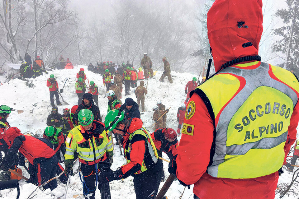 Día y noche, los socorristas continúan con las tareas de rescate entre la nieve. (Fuente: AFP)