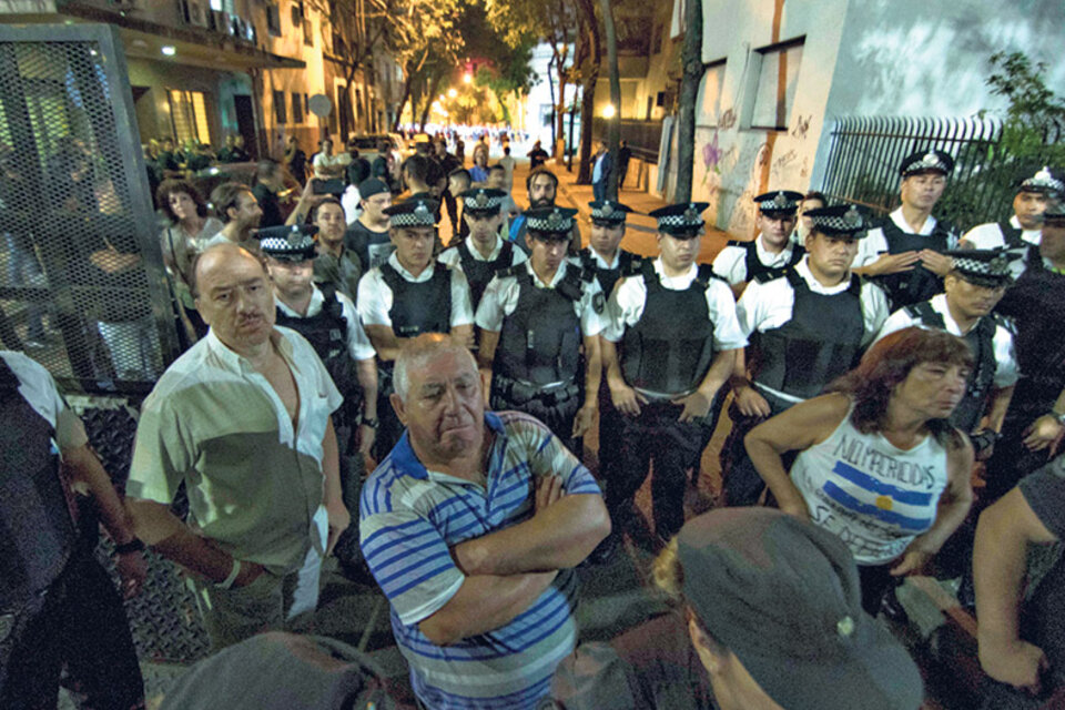 Asociaciones civiles apoyaron a los habitantes del ex Padelai frente al fuerte despliegue policial. (Fuente: Télam)