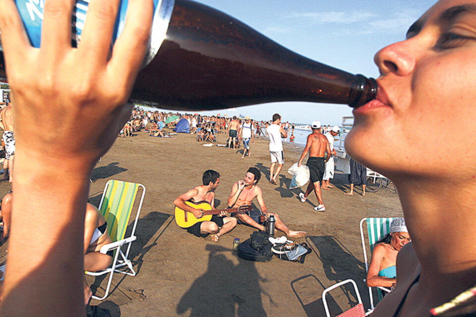 Los operativos buscan supuestamente evitar el ingreso de bebidas a las playas pero los balnearios las siguen vendiendo. (Fuente: Leandro Teysseire)