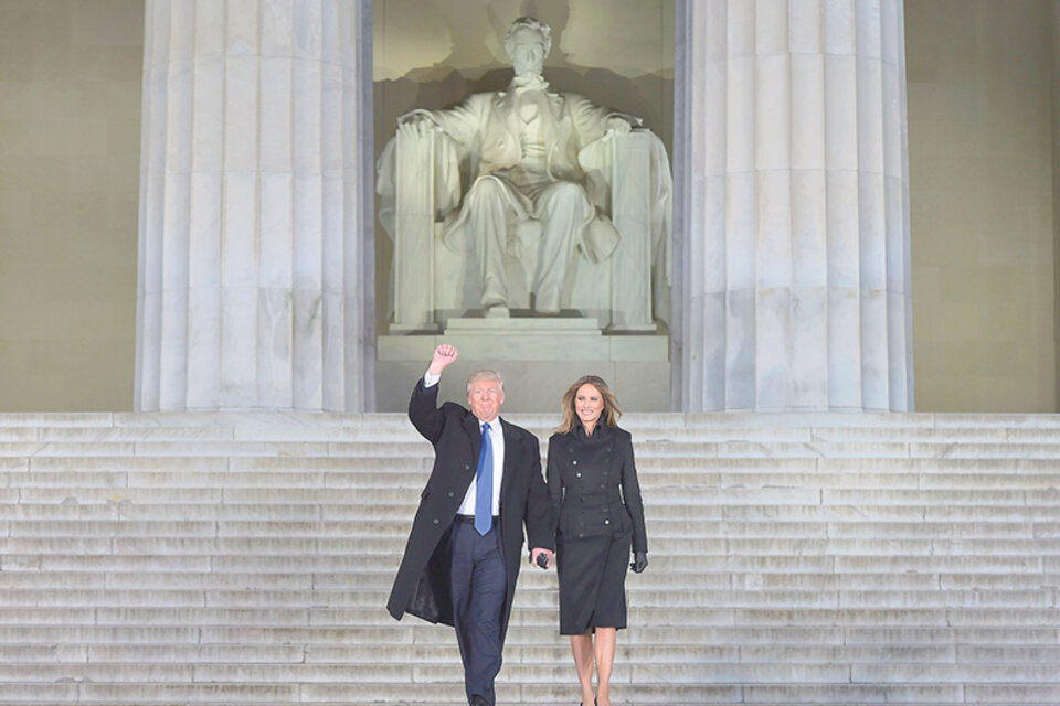 Trump y su esposa Melania en el Lincoln Memorial de la capital estadounidense el día antes de la ceremonia inaugural de su presidencia.