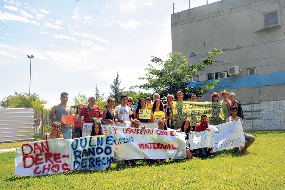 Padres y docentes de la secundaria Federico García Lorca salen “en defensa del patio”. (Fuente: Rafael Yohai)