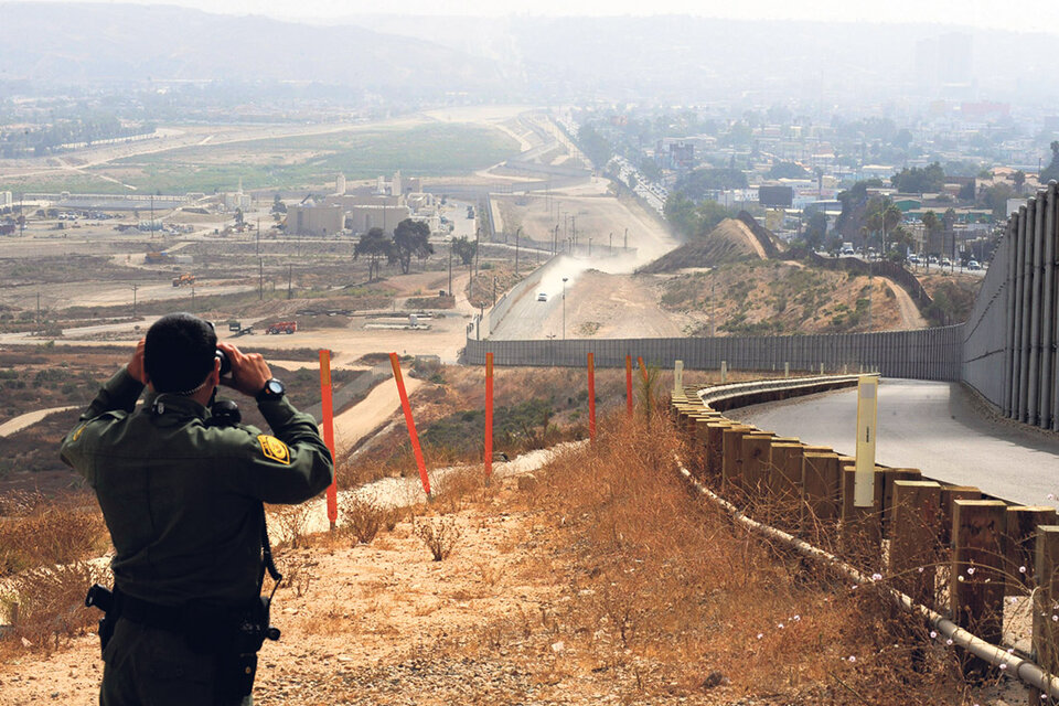 Un oficial de la Patrulla Estadounidense de Frontera vigila Tijuana con sus binoculares. (Fuente: EFE)