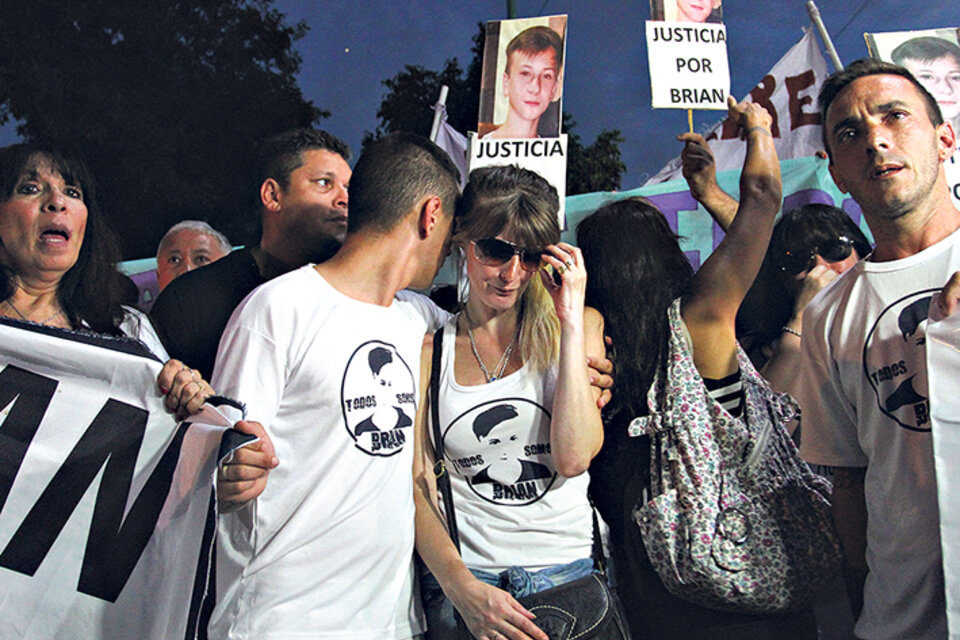 Los padres de Brian Aguinaco encabezaron la marcha que terminó en Carabobo y Rivadavia. (Fuente: Leandro Teysseire)