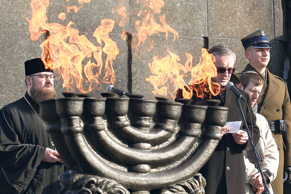 Homenaje a las víctimas del nazismo en Auschwitz, con el candelabro ritual. 