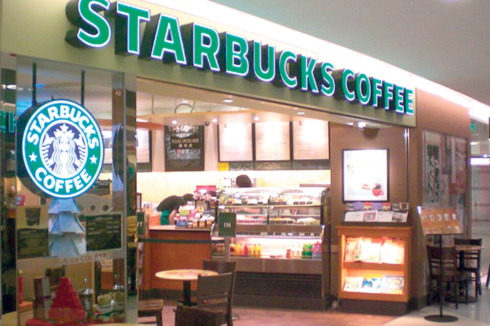 Starbucks anunció que contratará a diez mil refugiados que sean afectados por la decisión de Trump.