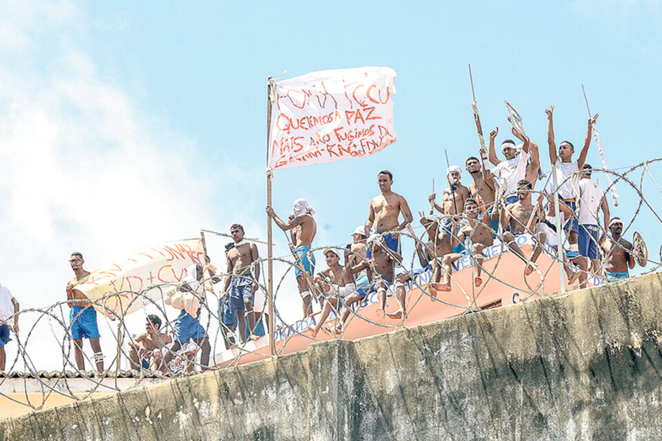 Un grupo de presos en el tejado de la penitenciaría estatal de Alcaçuz, en el nordeste de Brasil. (Fuente: EFE)