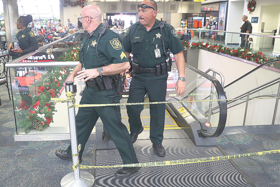 Sheriffs de Boward County vigilan el aeropuerto el día después del tiroteo en el que murieron cinco personas.  (Fuente: AFP)