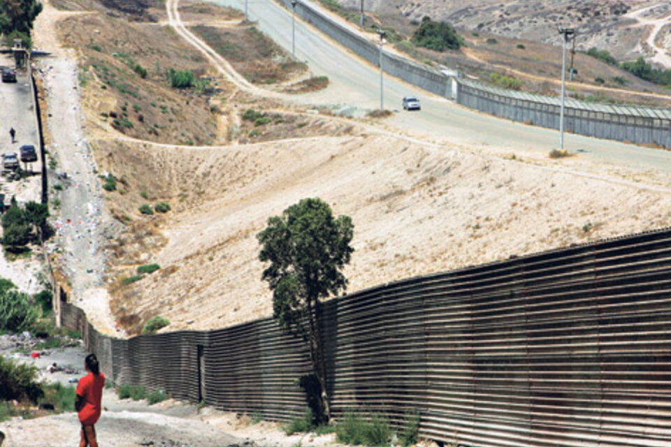 En la frontera sur ya existen unos 1100 kilómetros de muros y vallas: Trump va por más. (Fuente: AFP)