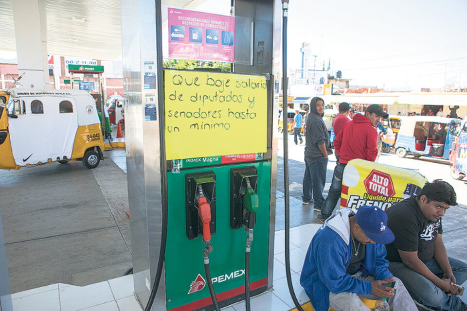 Decenas de transportes locales bloquearon las estaciones de servicio en el estado de Oaxaca.  (Fuente: EFE)