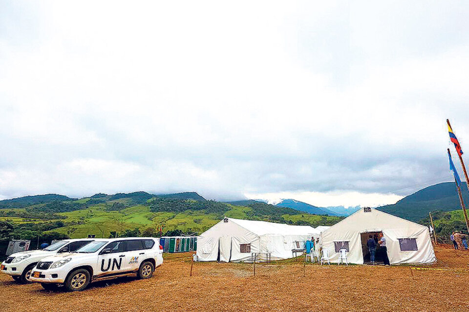 Camionetas de la ONU se estacionan frente a un campamento de monitoreo de dejación de armas en Meta. (Fuente: AFP)