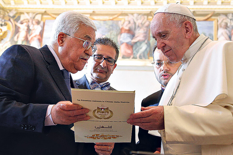 Abbas y el papa Francisco durante su audiencia privada en el Vaticano.